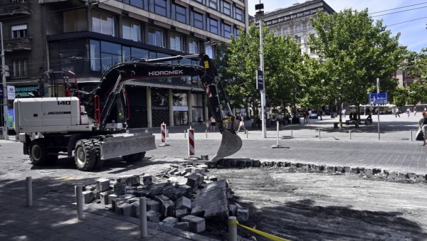 РАМПЕ НА ТРГУ РЕПУБЛИКЕ ДО 23. АВГУСТА: Асфалтирање се наставља, затвара се и подземна гаража Пионирски парк у Драгослава Јовановића РАМПЕ НА ТРГУ РЕПУБЛИКЕ ДО 23. АВГУСТА: Асфалтирање се наставља, затвара се и подземна гаража Пионирски парк у Драгослава Јовановића
