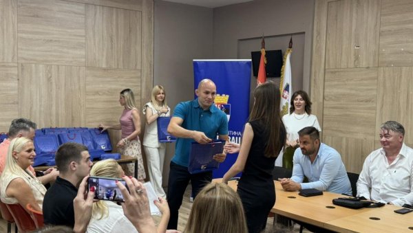 ВУКОВЦИ НА БИЛБОРДИМА: Награђени најбољи ђаци средњих и основних школа са територије Вождовца