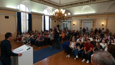 KIKINDA IZ BUDŽETA STIPENDIRA 257 STUDENATA: Najboljima mesečno po 10.000 dinara KIKINDA IZ BUDŽETA STIPENDIRA 257 STUDENATA: Najboljima mesečno po 10.000 dinara