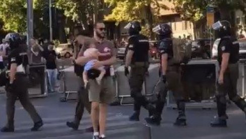 SRAMNO: Blokader vuče detence na blokade na 40 stepeni (VIDEO)