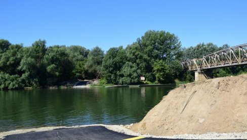 JOŠ NIJE IZVESNA SUDBINA ŽELEZNIČKO-DRUMSKOG MOSTA KOD SVILAJNCA, KOJI JE ZATVOREN ZBOG NEBEZBEDNOSTI Preko Morave samo pontonom JOŠ NIJE IZVESNA SUDBINA ŽELEZNIČKO-DRUMSKOG MOSTA KOD SVILAJNCA, KOJI JE ZATVOREN ZBOG NEBEZBEDNOSTI Preko Morave samo pontonom