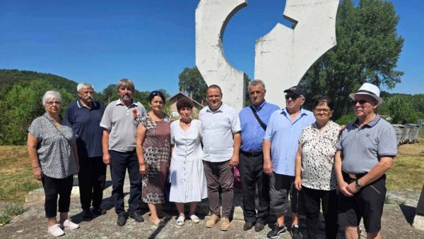 СЕЋАЊЕ НА ХЕРОЈЕ ИЗ ДАВИДОВЦА: Положени венци на споменик страдалима у оба светска рата (ФОТО) СЕЋАЊЕ НА ХЕРОЈЕ ИЗ ДАВИДОВЦА: Положени венци на споменик страдалима у оба светска рата (ФОТО)