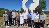 СЕЋАЊЕ НА ХЕРОЈЕ ИЗ ДАВИДОВЦА: Положени венци на споменик страдалима у оба светска рата (ФОТО)