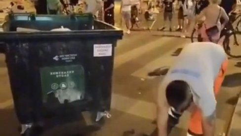 BAGRA BLOKADERA GLEDA I SMEJE MU SE: Radnik čistoće skuplja prosuto smeće iz kontejnera (VIDEO) BAGRA BLOKADERA GLEDA I SMEJE MU SE: Radnik čistoće skuplja prosuto smeće iz kontejnera (VIDEO)