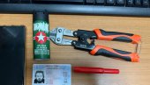 СУЗАВАЦ, КЛЕШТА... Полиција привела наоружаног блокадера - Погледајте шта су му све нашли (ФОТО) СУЗАВАЦ, КЛЕШТА... Полиција привела наоружаног блокадера - Погледајте шта су му све нашли (ФОТО)