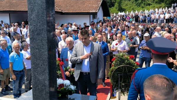 ШЕШЕЉ НА ЧЕЛУ: Радикали на помену у Братунцу (ФОТО) ШЕШЕЉ НА ЧЕЛУ: Радикали на помену у Братунцу (ФОТО)