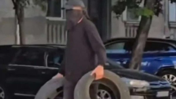 ОГОЉЕН САВ АПСУРД БЛОКАДЕРА: Маскирани терориста или студент који носи гуме јер је кренуо на саобраћајни факултет? (ФОТО) ОГОЉЕН САВ АПСУРД БЛОКАДЕРА: Маскирани терориста или студент који носи гуме јер је кренуо на саобраћајни факултет? (ФОТО)