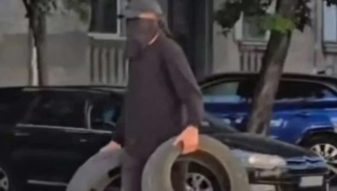 OGOLJEN SAV APSURD BLOKADERA: Maskirani terorista ili student koji nosi gume jer je krenuo na saobraćajni fakultet? (FOTO)