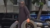 ОГОЉЕН САВ АПСУРД БЛОКАДЕРА: Маскирани терориста или студент који носи гуме јер је кренуо на саобраћајни факултет (ФОТО)