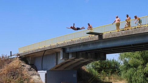 SKOKOVI SA MOSTA U BEGEJ SKOKOVI SA MOSTA U BEGEJ