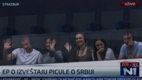 ТОМПСОНОВ КОНЦЕРТ ОТКРИО СВЕ! Погледајте какав усташа држи лекцију српским блокадерима, а они му се смешкају и поздрављају га (ВИДЕО) ТОМПСОНОВ КОНЦЕРТ ОТКРИО СВЕ! Погледајте какав усташа држи лекцију српским блокадерима, а они му се смешкају и поздрављају га (ВИДЕО)