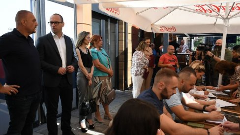ДУГИ РЕДОВИ ГРАЂАНА: Настављено потписивање петиције против изградње два нова моста на Ибру ДУГИ РЕДОВИ ГРАЂАНА: Настављено потписивање петиције против изградње два нова моста на Ибру
