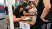VELIKI BROJ GRAĐANA ČEKA U REDU: Prikupljanje potpisa za peticiju protiv gradnje novih mostova na Ibru (FOTO) VELIKI BROJ GRAĐANA ČEKA U REDU: Prikupljanje potpisa za peticiju protiv gradnje novih mostova na Ibru (FOTO)
