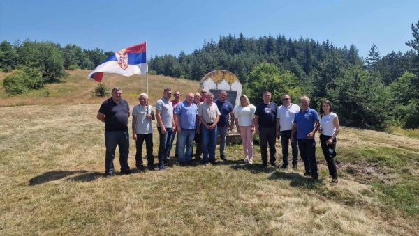 ПОЛАГАЊЕ ВЕНАЦА ПАЛИМ БОРЦИМА НА ПЕТРОВОЈ ГОРИ: Сећање на победу ПОЛАГАЊЕ ВЕНАЦА ПАЛИМ БОРЦИМА НА ПЕТРОВОЈ ГОРИ: Сећање на победу