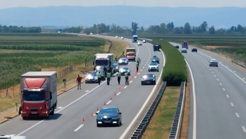 ВОЗАЧУ КАМИОНА ОДРЕЂЕН ПРИТВОР: Приведен осумњичени за саобраћајну несрећу у којој је погинуо полицајац
