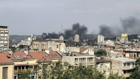 ВЕЛИКИ ПОЖАР НА КАРБУРМИ: Густ облак црног дима надвио се Београдом (ФОТО)