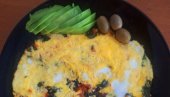 OMLET SA SPANAĆEM I ČERI PARADAJZOM: Recept za visoko proteinski doručak