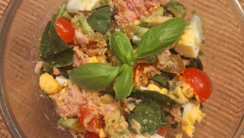 SALATA SA TUNJEVINOM, JAJETOM I SPANAĆEM: Odlična za letnje dane