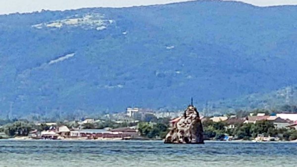 БАБАКАЈ – СТЕНА НАСРЕД ДУНАВА: Необична појава у румунском делу реке, насупрот Голубачке тврђаве, атракција за туристе БАБАКАЈ – СТЕНА НАСРЕД ДУНАВА: Необична појава у румунском делу реке, насупрот Голубачке тврђаве, атракција за туристе