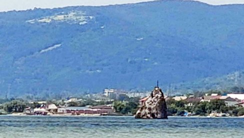 БАБАКАЈ – СТЕНА НАСРЕД ДУНАВА: Необична појава у румунском делу реке, насупрот Голубачке тврђаве, атракција за туристе