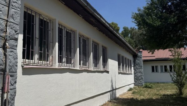 НОВА ОГРАДА И ОКРЕЧЕНА ФАСАДА: Уређена основна школа на Лединама НОВА ОГРАДА И ОКРЕЧЕНА ФАСАДА: Уређена основна школа на Лединама