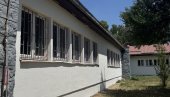 НОВА ОГРАДА И ОКРЕЧЕНА ФАСАДА: Уређена основна школа на Лединама
