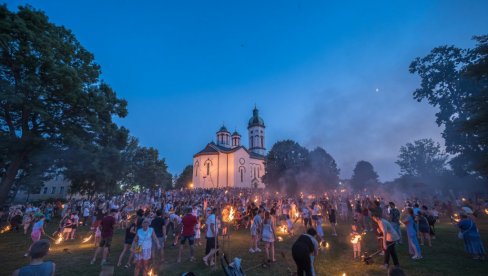 ПОЧИЊЕ ЛИЛАЊЕ: Фестивал традиције и савремене уметности у Лозници, Бањи Ковиљачи и Тршићу ПОЧИЊЕ ЛИЛАЊЕ: Фестивал традиције и савремене уметности у Лозници, Бањи Ковиљачи и Тршићу