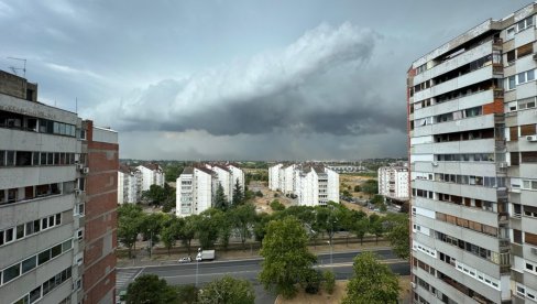 CRNI OBLACI NAD BEOGRADOM: Priprema se nevreme u prestonici (VIDEO) CRNI OBLACI NAD BEOGRADOM: Priprema se nevreme u prestonici (VIDEO)