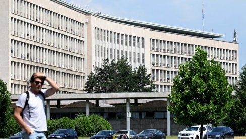 SAMO NA SIV JEDAN VISI 1.100 KLIMA: Ističe zakonski rok za uklanjanje rashladnih sistema sa javnih zgrada, a u praksi sve po starom SAMO NA SIV JEDAN VISI 1.100 KLIMA: Ističe zakonski rok za uklanjanje rashladnih sistema sa javnih zgrada, a u praksi sve po starom