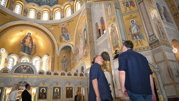 МУХИНОВИ МОЗАИЦИ И У ХОДНИЦИМА ХРАМА: Председник Вучић и патријарх Порфирије са руским уметником договорили наставак радова (ФОТО) МУХИНОВИ МОЗАИЦИ И У ХОДНИЦИМА ХРАМА: Председник Вучић и патријарх Порфирије са руским уметником договорили наставак радова (ФОТО)