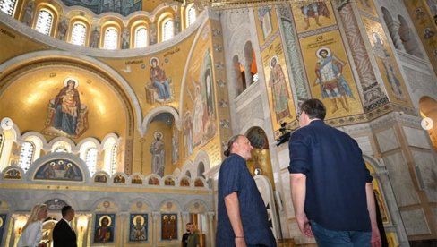 MUHINOVI MOZAICI I U HODNICIMA HRAMA: Predsednik Vučić i patrijarh Porfirije sa ruskim umetnikom dogovorili nastavak radova (FOTO) MUHINOVI MOZAICI I U HODNICIMA HRAMA: Predsednik Vučić i patrijarh Porfirije sa ruskim umetnikom dogovorili nastavak radova (FOTO)