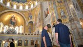 МУХИНОВИ МОЗАИЦИ И У ХОДНИЦИМА ХРАМА: Председник Вучић и патријарх Порфирије са руским уметником договорили наставак радова (ФОТО)