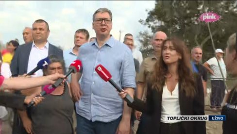ВУЧИЋ ОБИЛАЗИ ПОЖАРОМ НАЈУГРОЖЕНИЈА МЕСТА: Председник у посети породицама које су остале без кућа