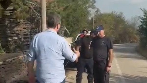 ЗАХВАЛАН САМ ВАТРОГАСЦИМА КОЈИ СЕ ЈУНАЧКИ НОСЕ СА ВАТРЕНОМ СТИХИЈОМ Вучић у посети селима око Житорађе и Бојника (ВИДЕО) ЗАХВАЛАН САМ ВАТРОГАСЦИМА КОЈИ СЕ ЈУНАЧКИ НОСЕ СА ВАТРЕНОМ СТИХИЈОМ Вучић у посети селима око Житорађе и Бојника (ВИДЕО)
