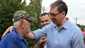 ВУЧИЋ ОБИШАО ПОРОДИЦЕ ЧИЈЕ СУ КУЋЕ ИЗГОРЕЛЕ У ПОЖАРУ: Решавамо новац брзо из буџетских резерви, да људима дамо паре одмах
