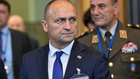 USTAŠA “OSKRNAVIO” JAD VAŠEM: Hrvatski ministar odbrane kliče “Za dom spremni” na koncertu Tompsona, a onda se “klanja” senima žrtava ustaša