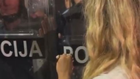BAHATA BLOKADERKA GASI CIGARETU NA POLICIJSKOM ŠTITU: Ovu sramnu scenu podržao Balša Božović (VIDEO) BAHATA BLOKADERKA GASI CIGARETU NA POLICIJSKOM ŠTITU: Ovu sramnu scenu podržao Balša Božović (VIDEO)