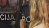 БАХАТА БЛОКАДЕРКА ГАСИ ЦИГАРЕТУ НА ПОЛИЦИЈСКОМ ШТИТУ: Ово срамно понашање подржао Балша Божовић (ВИДЕО) БАХАТА БЛОКАДЕРКА ГАСИ ЦИГАРЕТУ НА ПОЛИЦИЈСКОМ ШТИТУ: Ово срамно понашање подржао Балша Божовић (ВИДЕО)