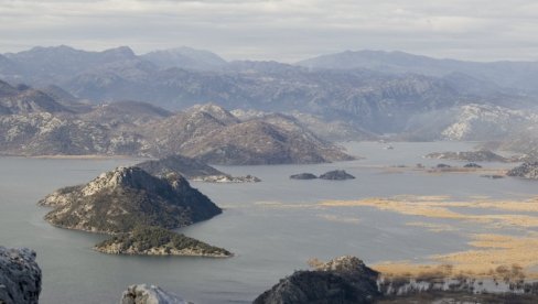 RIJEČANI DIŽU BUNU