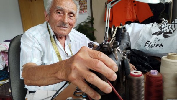 ПЕНЗИЈА ДУЖА ОД РАДНОГ СТАЖА: Милосав Тодоровић Миле (92), једини кројач народног одела у Јагодини ПЕНЗИЈА ДУЖА ОД РАДНОГ СТАЖА: Милосав Тодоровић Миле (92), једини кројач народног одела у Јагодини