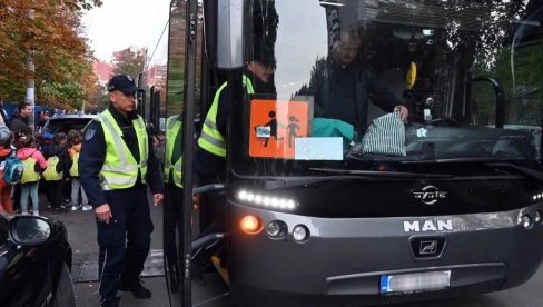 КОНТРОЛА АУТОБУСА ЗА  ОРГАНИЗОВАНИ ПРЕВО ДЕЦЕ ОБАВЕЗНА: Апел  Министарства унутрашњих послова