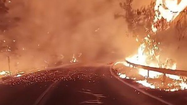 ОГРОМАН ПОЖАР НА ТАСОСУ: Туристи беже у колонама, евакуисан хотел, ватра се шири великом брзином (ВИДЕО) ОГРОМАН ПОЖАР НА ТАСОСУ: Туристи беже у колонама, евакуисан хотел, ватра се шири великом брзином (ВИДЕО)