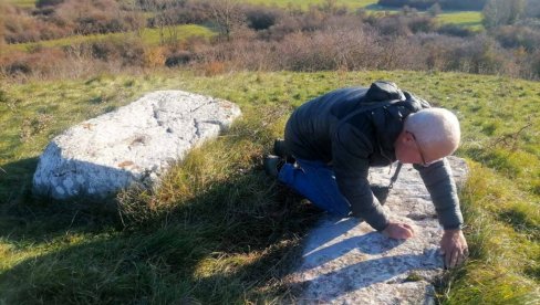 СИГУРНА ЈЕДИНО НА ГРОБОВИМА: Зашто је ћирилица писмо другог реда у Црној Гори, иако је по Уставу равноправна