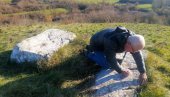 СИГУРНА ЈЕДИНО НА ГРОБОВИМА: Зашто је ћирилица писмо другог реда у Црној Гори, иако је по Уставу равноправна