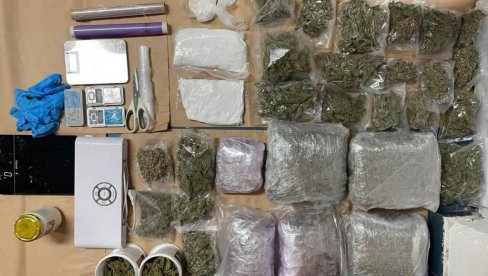 U STANU PRONAĐENO VIŠE OD DEVET KILOGRAMA NARKOTIKA: Uhapšen Novosađanin osumnjičen za trgovinu drogom