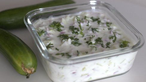 SA KRASTAVCEM I BELIM LUKOM: Osvežavajuća salata SA KRASTAVCEM I BELIM LUKOM: Osvežavajuća salata
