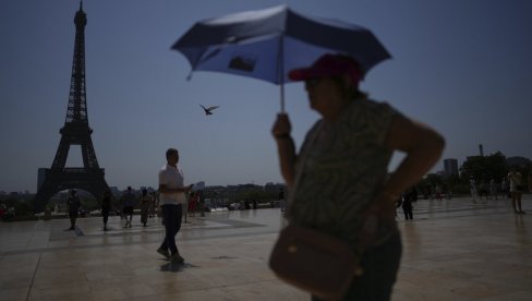 СКОЧИЛИ СА АЈФЕЛОВЕ КУЛЕ: Полиција ухапсила три особе, оптућени су за ово дело СКОЧИЛИ СА АЈФЕЛОВЕ КУЛЕ: Полиција ухапсила три особе, оптућени су за ово дело