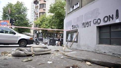 MLADA ŽENA ODOLELA BOMBAMA, NE I OLUJI: Pala statua sa zgrade u Kneza Miloša 78 i raspala se u paramparčad