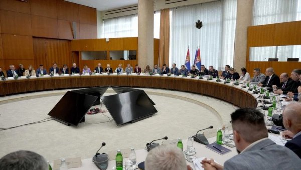 У ПОЖАРИМА НАЈВЕЋУ ШТЕТУ ПРЕТРПЕО ТОПЛИЧКИ ОКРУГ, СТИЖЕ ПОМОЋ УГРОЖЕНИМА: Откривени детаљи седнице Републичког штаба за ванредне ситуације
