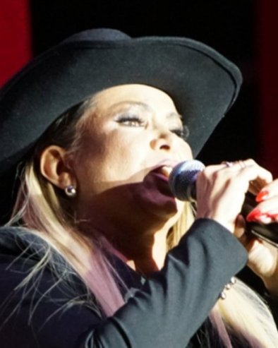 ИМАМ ДОВОЉНО НОВЦА ДА НЕ МОРАМ ДА ПЕВАМ Оља Карлеуша открила истину о повлачењу са естраде